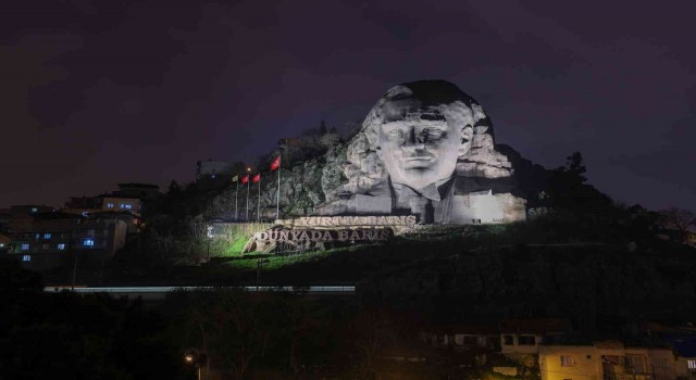İzmirde Atatürk maskına özel aydınlatma