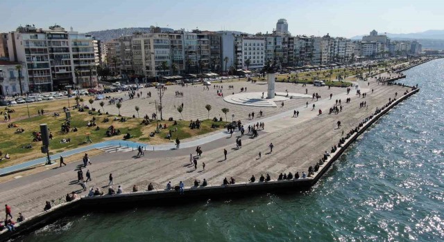 İzmirde hava ısındı; vatandaşlar Kordonboyuna akın etti