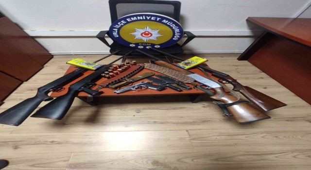 İzmirde polis birçok suçtan aranması olan şüpheliyi kıskıvrak yakaladı