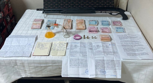 İzmirde tefeci çetesine operasyon: 4 gözaltı