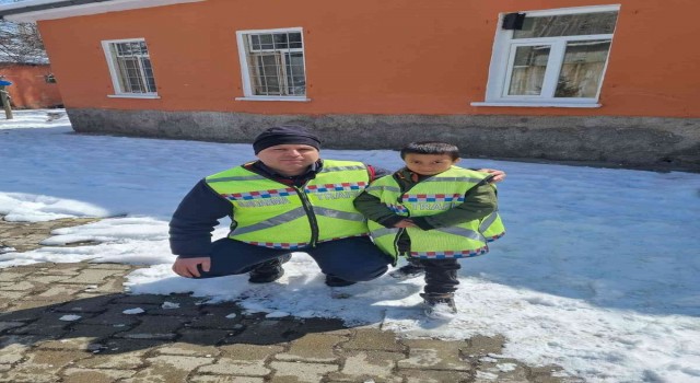 Jandarma ekipleri çocukların yüzünü güldürdü