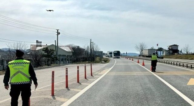 Jandarma ekipleri dron ile yolcu taşıyan araçları denetledi