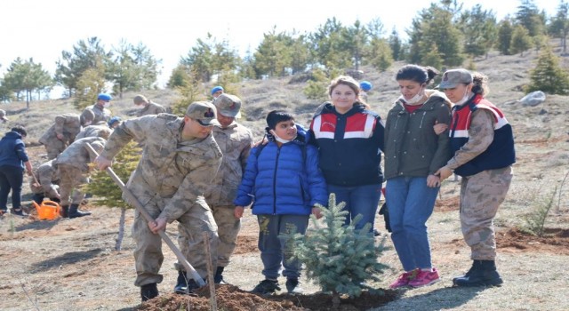 Jandarma öğrencilerle birlikte ağaç dikti