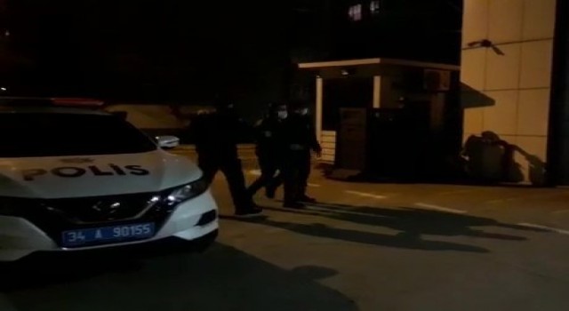 Kadıköyde aracın üstüne çıkıp taksiciye uçan tekme atan şahıs yakalandı