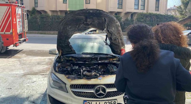 Kadıköyde seyir halindeki lüks araç alev alev yandı