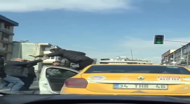 Kadıköyde yol verme kavgasında taksi şoförüne uçan tekmeyle saldırı kamerada