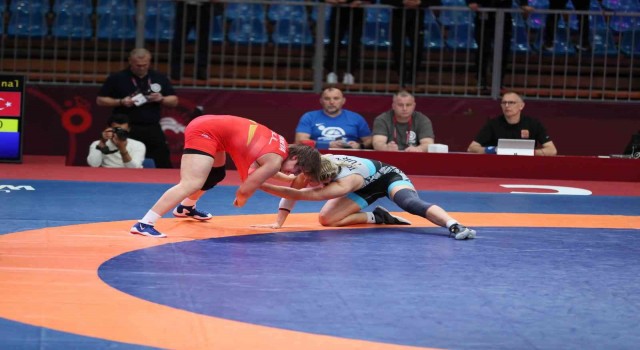 Kadınlarda 3 milli güreşçi yarı finalde