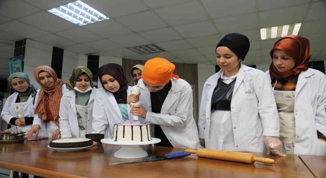 Kadınlardan pastacılık kursuna yoğun ilgi