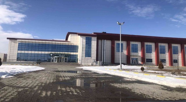Kafkas Üniversitesi Olimpik Yüzme Havuzunun durumu içler acısı