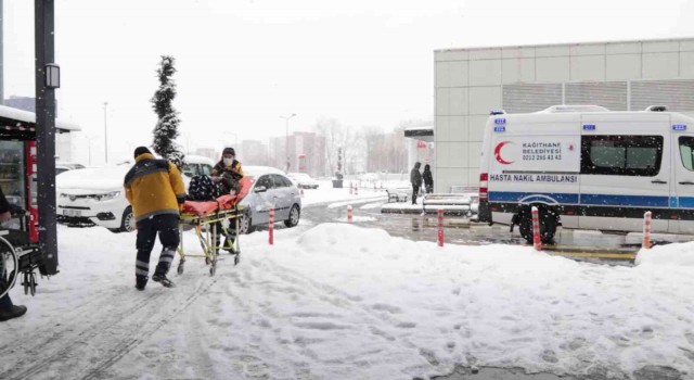 Kağıthane Belediyesi hastalara ulaşım hizmeti veriyor