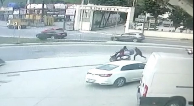 Kağıthanede polisten kaçan torbacı motosikletli kuryenin tekmesiyle yakalandı