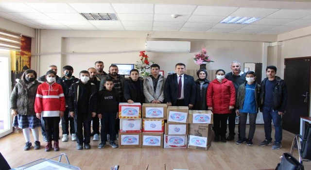 Kahta kırsalındaki 700 ortaokul öğrencisine kitap dağıtıldı