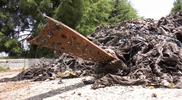Kanalizasyondan çamaşır, şişe, teneke çıktı