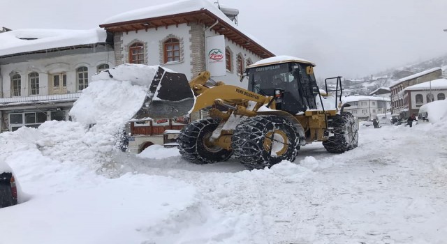Kar kalınlığının 1 metreye ulaştığı ilçede yoğun mesai