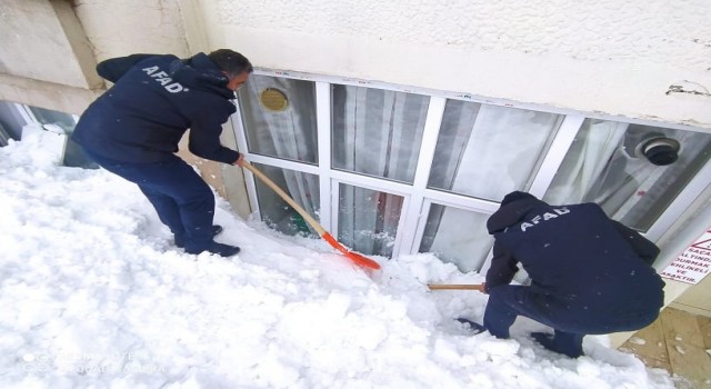 Kar kütlesinin penceresini kırdığı ailenin yardımına AFAD ekipleri yetişti