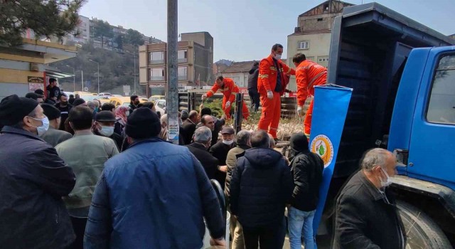 Karabükte 3 bin 500 fidan vatandaşlara ücretsiz dağıtıldı