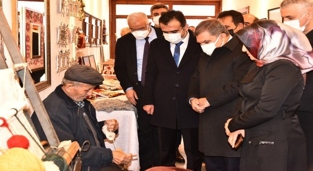 Karamanda huzurevi sakinlerinden ‘Yaşlılar Haftası sergisi