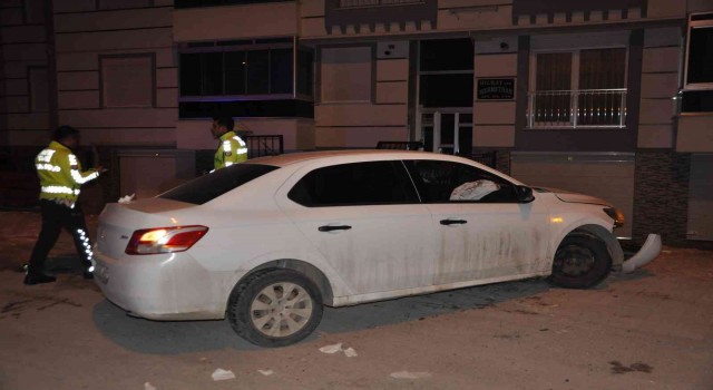 Karamanda polisten kaçan sürücü bahçe duvarına çarptı