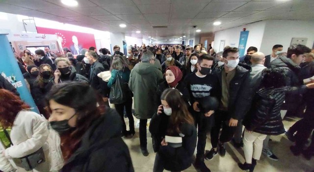 Kariyer fuarına akın: Adım atacak yer kalmadı