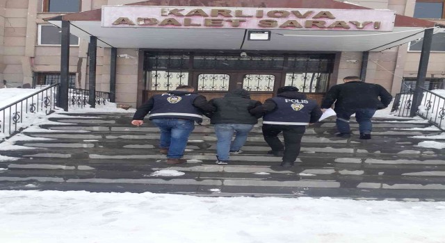 Karlıovada 4 ikamete giren hırsız tutuklandı