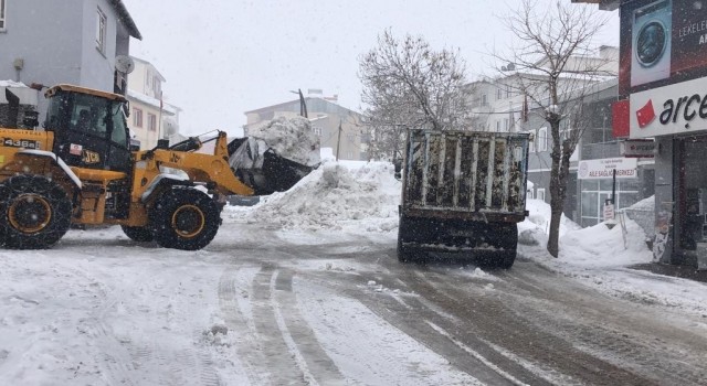 Karlıovada kar, kamyonlarla taşınmaya devam ediyor