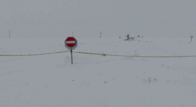 Kars-Göle kara yolu ulaşıma kapatıldı