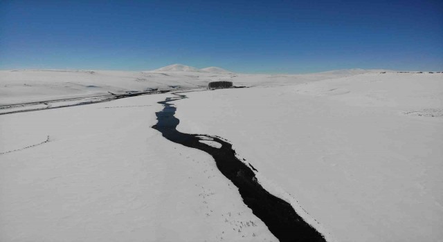 Karsta kar altındaki menderesler büyülüyor