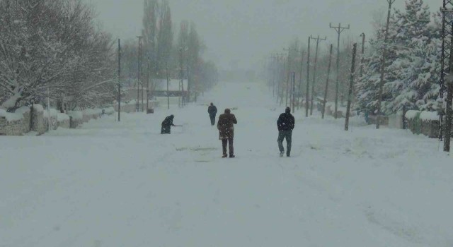 Karsta kar ve tipi hayatı durma noktasına getirdi