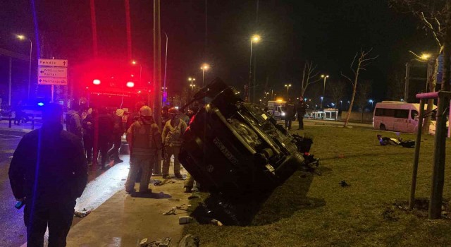 Kartalda trafik kazası: Yoldan çıkan araç takla attı
