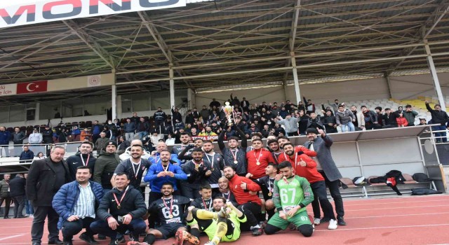 Kastamonu 1. Amatör Ligde Tosyaspor Ormansporu 1-0 yenerek şampiyon oldu
