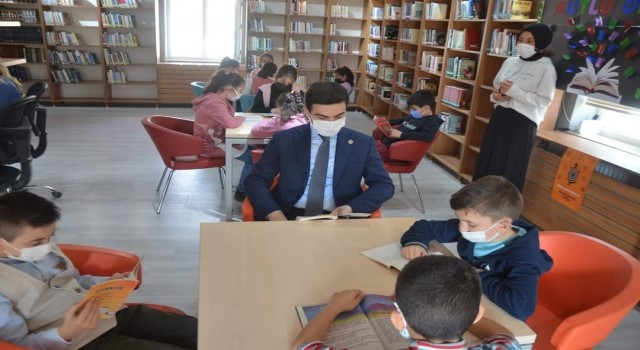 Kaymakam Güzel, öğrencilerle kitap okudu