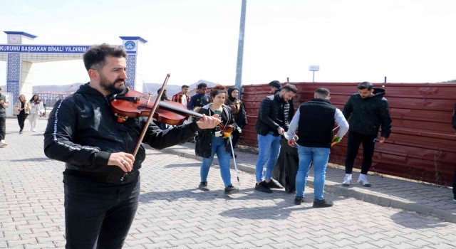 Keman resitali eşliğinde bahar temizliği