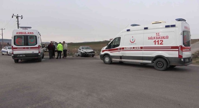 Kırıkkalede iki otomobil çarpıştı: 3 yaralı