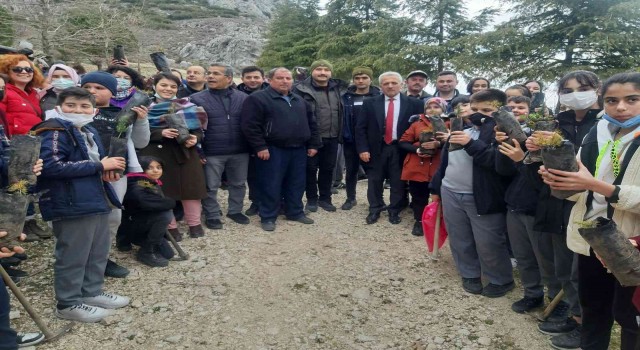 Kırkağaçta 176 fidan toprakla buluştu