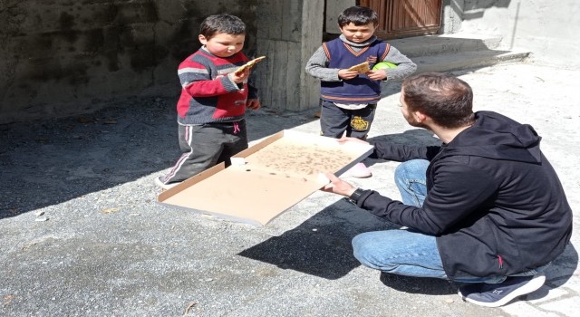Kırsal mahallelerde çocuklara pasta ve pizza sürprizi