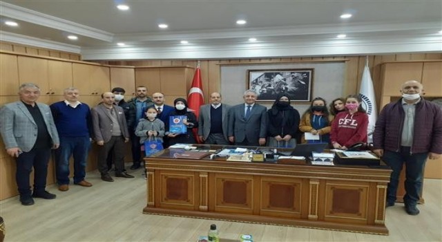 Kompozisyon ve şiir dalında dereceye giren öğrenciler ödül