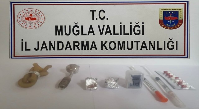 Kontrol noktasında durdurulan araçta uyuşturucu maddeler bulundu