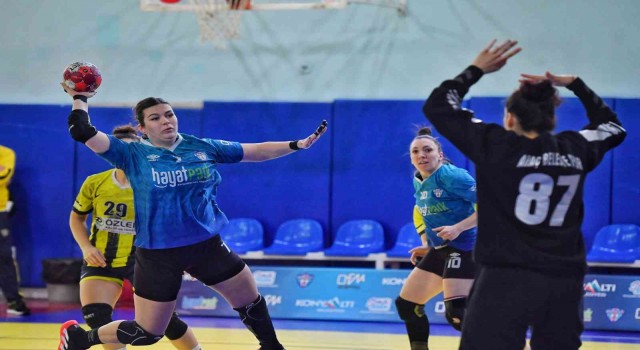 Konyaaltı zirve takibini bırakmıyor