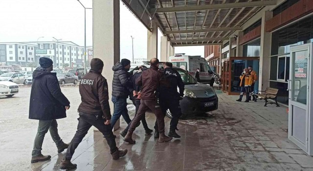 Konyada hastane bahçesinde bıçaklı kavga: 1 yaralı