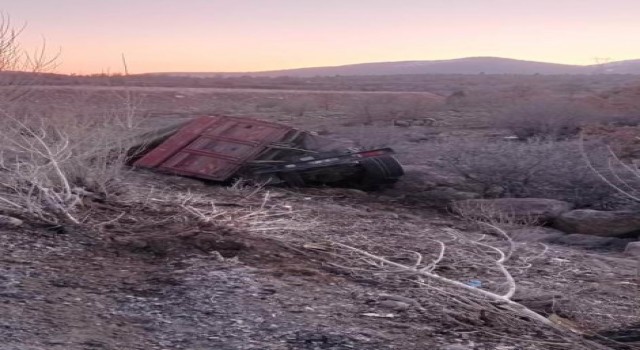 Konyada kamyon şarampole devrildi: 1 ölü, 1 yaralı