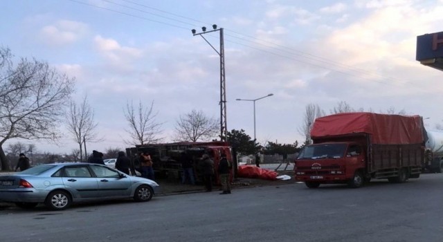 Konyada kontrolden çıkan tır park halindeki araçlara çarptı: 1 ölü