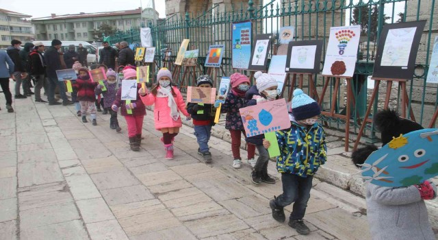 Konyada minik öğrenciler su tasarrufuna dikkat çekmek için yürüdü