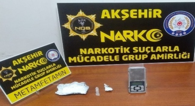Konyada şüphe üzerine durdurulan araçta aranan şahıs yakalandı