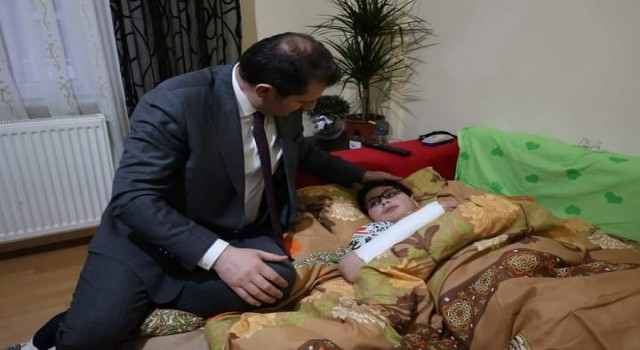 Köpekten kaçarken otomobil çarpmıştı, Vali ziyaret etti