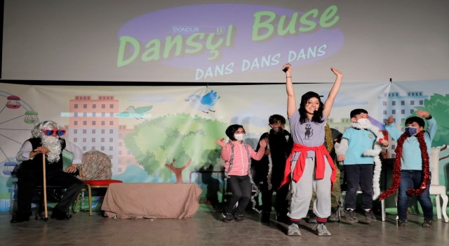 Körfezli çocuklar Dansçı Buseyle eğlendi