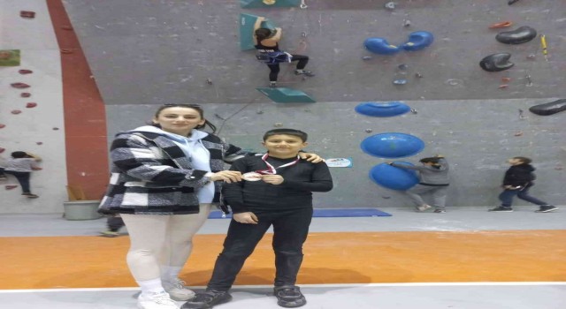 Küçük Arasın Türkiye üçüncülüğü sevinci