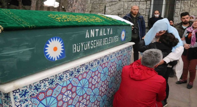 Küçük Mahraya anne, baba ve kardeşinden gözyaşları arasında son dokunuş