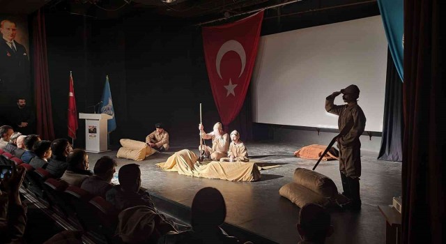 Kuşadası Ülkü Ocaklarından tiyatro gösterisi