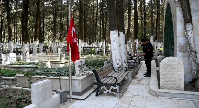Kuşadasındaki mezarlıklarda bakım ve onarım çalışması yapılıyor