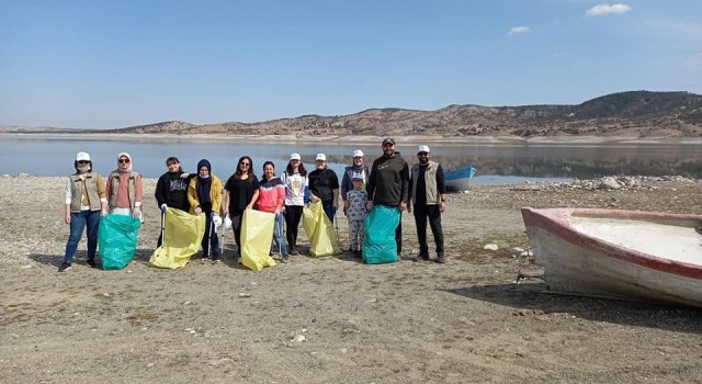 Kütahya Porsuk Barajı kenarında atık toplama etkinliği